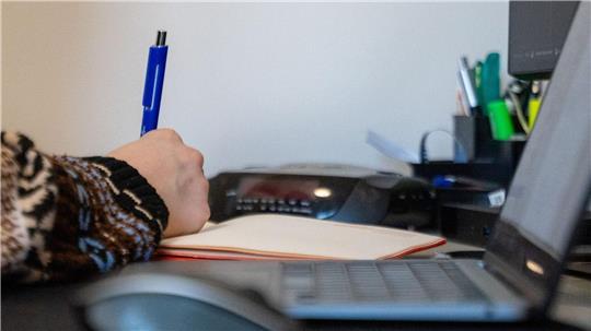 Viele Arbeitnehmerinnen und Arbeitnehmer arbeiten zumindest zeitweise von zu Hause aus. (Symbolbild)