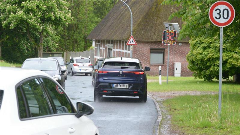 Verkehrschaos in Ketzendorf: Anwohner kämpfen gegen Lkw-Lawine Viele Autofahrer halten sich in Ketzendorf nicht an die Geschwindigkeitsvorgabe.