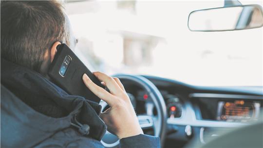 Viele Autofahrer im Landkreis Stade nutzen ihre Smartphone am Steuer. Die Polizei erwischte einige. (Symbolbild)