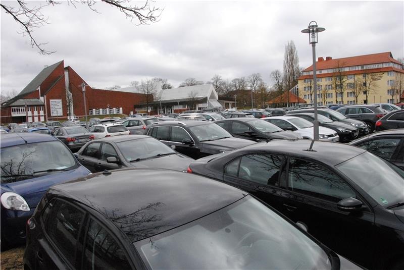 Viele Autofahrer nutzen den kostenlosen Parkplatz am Stadeum und gehen zu Fuß in die Altstadt. Ab Juli muss hier bezahlt werden. Foto: Stief