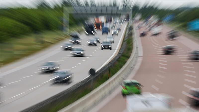 Viele Autos - viele Spuren: Manchmal geht es auf der Autobahn hoch her und es kann zu Missverständnissen kommen, etwa beim Überholen.