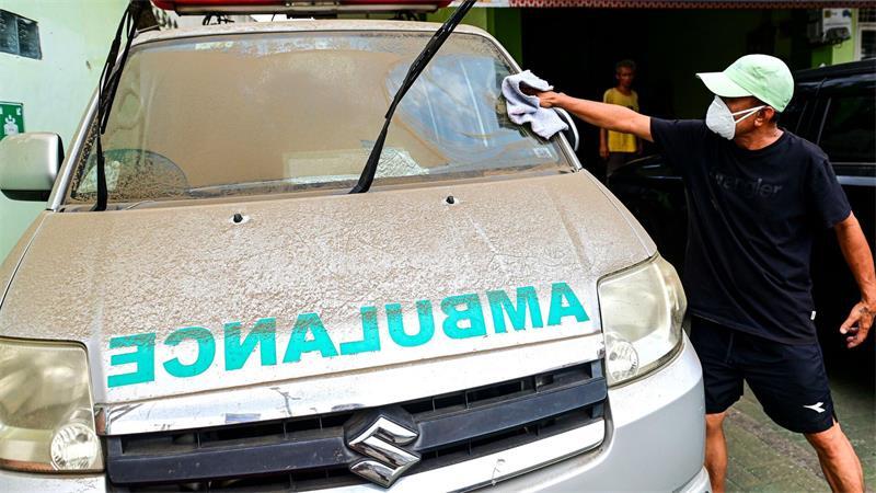 Vulkanausbruch in Indonesien: Flughäfen weiter geschlossen Viele Autos wurden von Asche bedeckt.