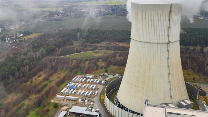 Viele Batteriegroßspeicher entstehen auf dem Gelände von alten Kohle- oder Atomkraftwerken, weil dort starke Stromanschlüsse vorhanden sind.