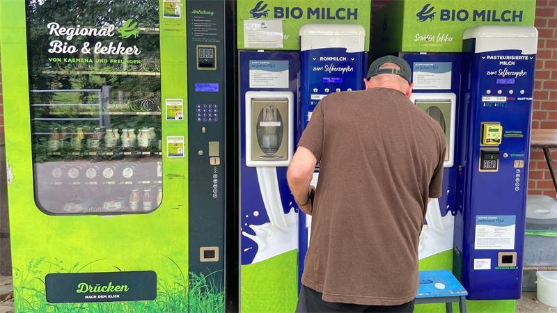 Von Saatgut bis Beton: Was Automaten alles bieten Viele Bauernhöfe bieten ihre Produkte wie Milch und Käse zum Verkauf im Automaten an.