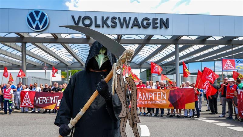 IG Metall ruft zu Protest gegen Einschnitte in Autobranche Viele Beschäftigte bei Autoherstellern und Zulieferern bangen um ihre Jobs. Bei Volkswagen ist die Zukunft von vier ganzen Autofabriken ungewiss. (Archivbild)