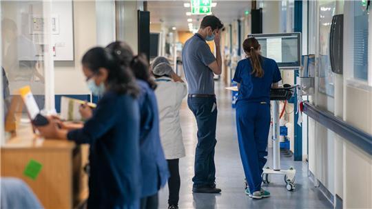 Viele Beschäftigte berichten von miserablen Zuständen in den Krankenhäusern. (Archivbild)