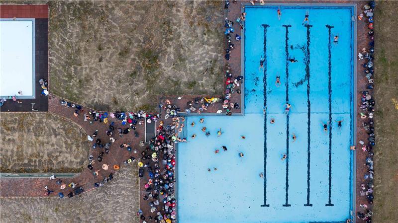 Freibad ist fertig - Anbaden im November bei 10 Grad Celsius Viele Besucher des Anbadens blieben bei der Eröffnungsfeier lieber am Beckenrand stehen.