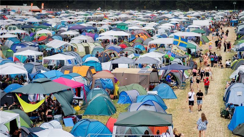 Stars und Zehntausende Fans reisen zum Hurricane Festival Viele Besucher des Hurricane-Festivals zelten auf dem Gelände. (Archivbild)