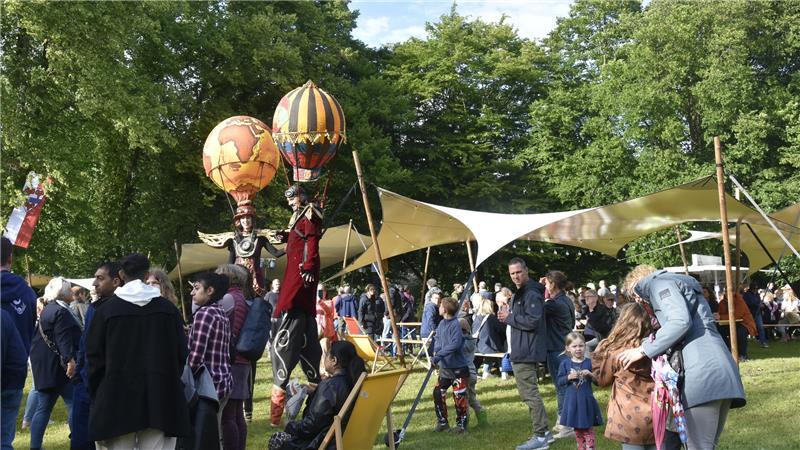 Schwertkampf bis einer zu Boden geht: Das war los auf der Burginsel Horneburg Viele Besucher hatten Spaß auf dem ersten Burginselfest.