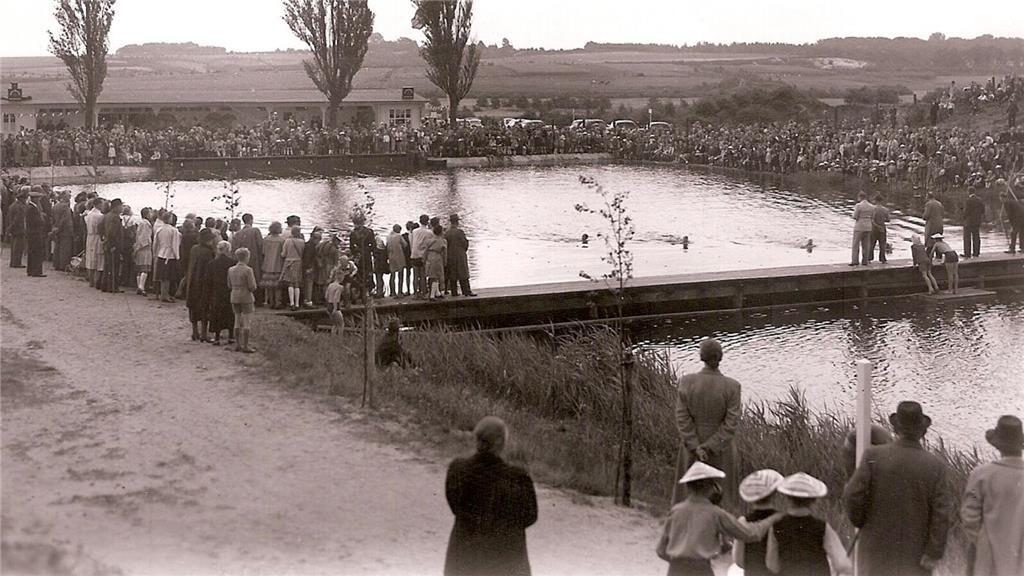 Viele Besucher schauen im Heidebad in Buxtehude einem Schwimmwettkampf zu. 