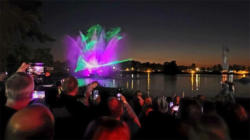 Viele Besucher zückten ihre Handys, um das Licht- und Laserspektakel am See Achtern Diek fotografisch oder als Video einzufangen.