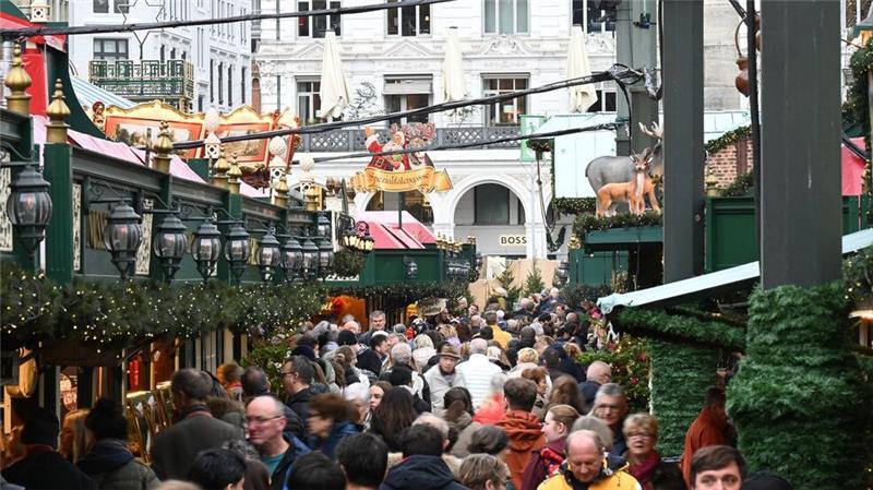 Glühwein bei bis zu 20 Grad: Viele Weihnachtsmärkte eröffnet Viele Besucherinnen und Besucher erkundeten am Tag der Eröffnung die Buden in Hamburg.