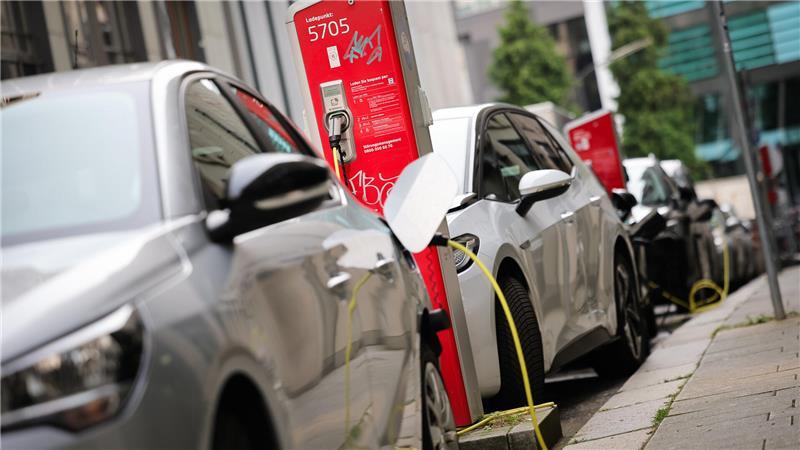 Viele Betreiber verlangen Gebühren, wenn ein E-Auto nach vollständiger Ladung zu lange an der Säule stehen bleibt.
