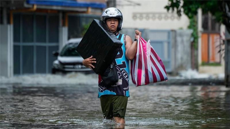 Sturm „Trami“: Zahl der Toten auf den Philippinen steigt Viele Bürger versuchten, ihre Habseligkeiten zu retten.