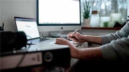 Viele Bürobeschäftigte verbringen einen Teil ihrer Arbeitstage im Homeoffice.