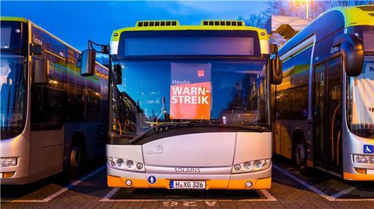 Viele Busse werden wegen des Warnstreiks in Niedersachsen voraussichtlich nicht fahren. (Archivbild)