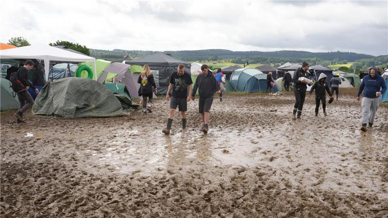 Viele Camper setzen bei Rock am Ring auf Gummistiefel, um trockene Füße zu behalten. 