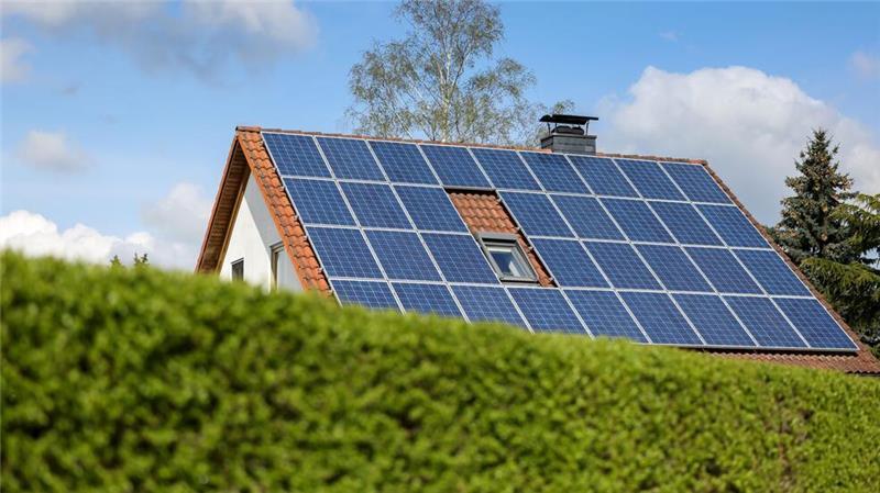Eigenheimbesitzer planen häufig mit Sonnenstrom Viele Eigenheimbesitzer haben schon Strom vom Dach - und es könnten noch mehr werden. (Archivbild)