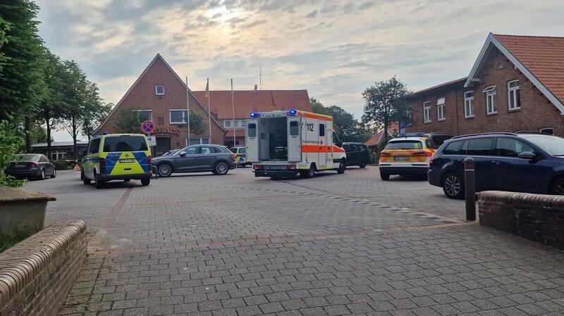 Viele Einsatzfahrzeuge stehen auf dem Marktplatz in Hechthausen. Die Einsatzkräfte versuchen, den Tathergang zu ermitteln.
