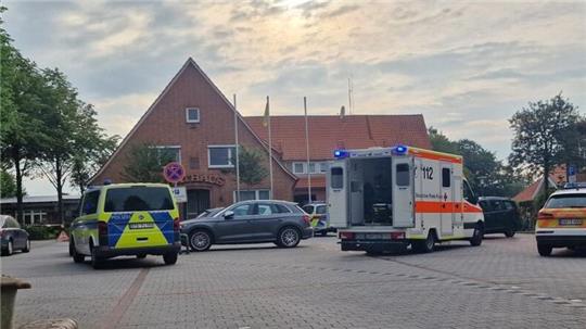 Viele Einsatzfahrzeuge stehen auf dem Marktplatz in Hechthausen. Die Einsatzkräfte versuchen, den Tathergang zu ermitteln.