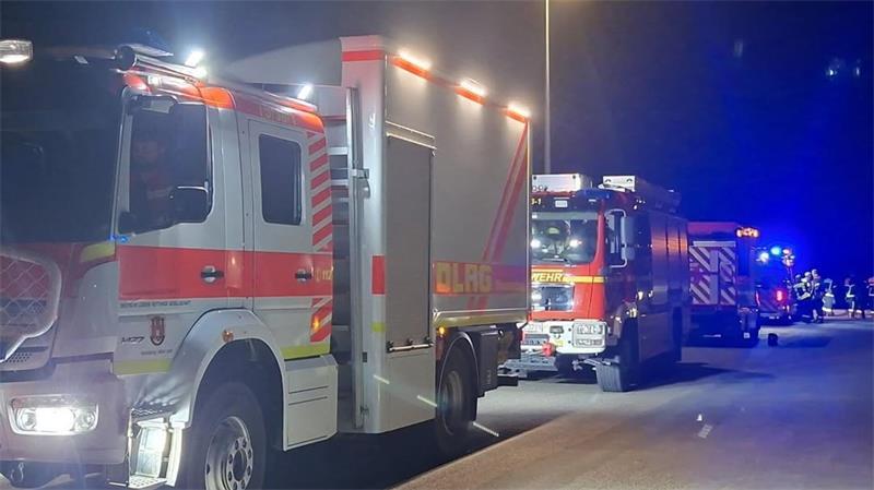 Boot in Not? DLRG und Feuerwehr auf der Elbe im Einsatz Viele Einsatzkräfte brachten sich an diesem Abend in die Suche und Kontrolle der gemeldeten Bereiche ein, so die Retter in den sozialen Medien.