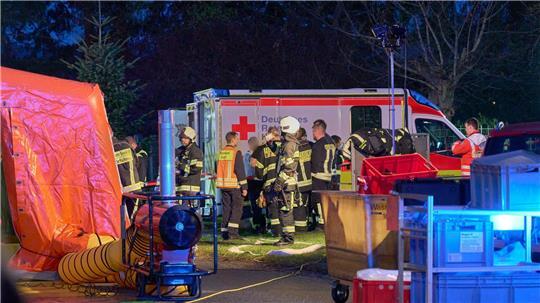 Viele Einsatzkräfte müssen in einer Schleuse dekontaminiert werden.