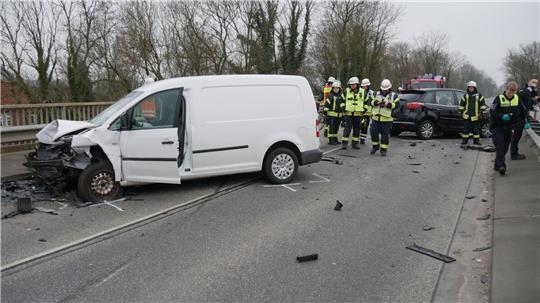 Viele Einsatzkräfte von Feuerwehren, Rettungsdienst und Polizei sind nach dem Unfall vor Ort. Die B495 wird mehrere Stunden voll gesperrt.