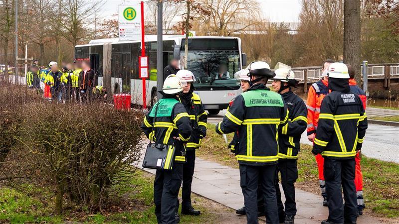 Gericht spricht Busfahrer nach Tod eines Schuljungen frei Viele Einsatzkräfte waren vor Ort. (Archivbild)