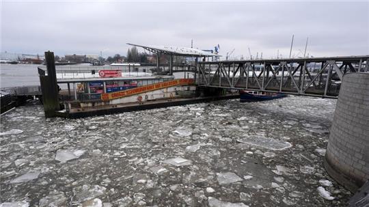 Viele Eisschollen treiben auf der Elbe in Hamburg.