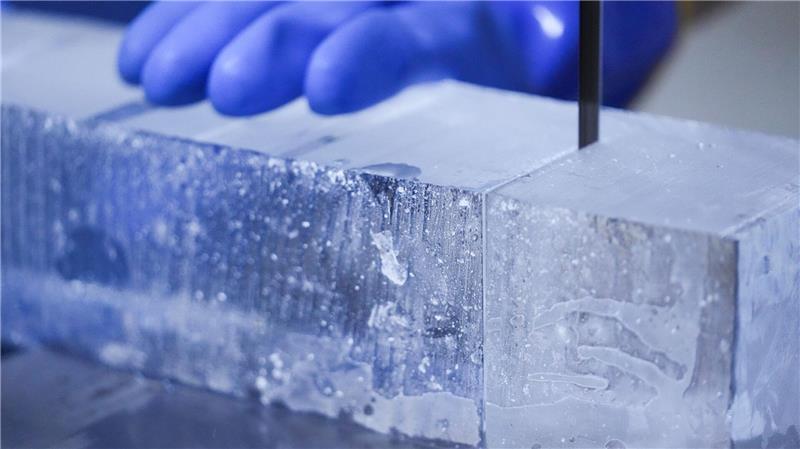 Viele Eiswürfel werden bei „Iceman“ noch mit der Hand geschnitten.