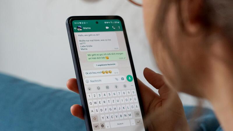 Whatsapp, Tiktok und Co: Wie gefährlich sind digitale Medien für Kinder? Viele Eltern finden Smartphones für ihre Kinder praktisch, weil sie etwa über Whatsapp Kontakt mit ihnen aufnehmen können.