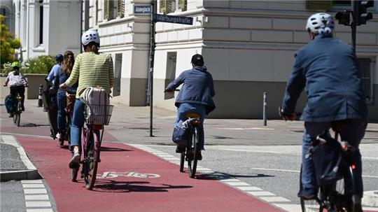 Viele Fahrradfahrende fühlen sich laut einer Umfrage des ADFC auf Hamburgs Straßen nicht sicher. (Archivbild)