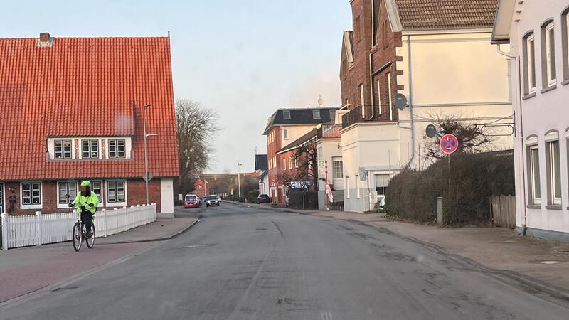 Viele Fahrradfahrer nutzen den Fußweg in Steinkirchen.