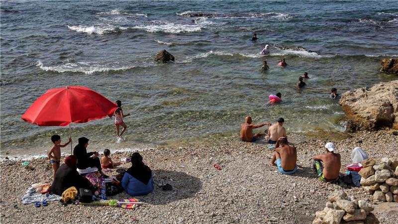 Teure Eintrittspreise: Im Libanon sind Strandbesuche Luxus Viele Familien im Libanon gehen trotz verschmutztem Wasser an den wenigen öffentlichen Stränden baden, weil sie sich die privaten Resorts nicht leisten können.