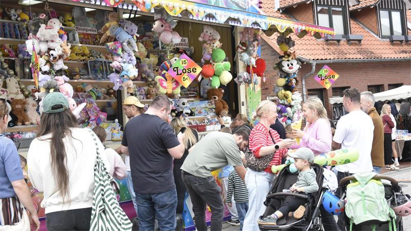 Viele Familien trotzen dem Wetter und nutzen das Angebot.