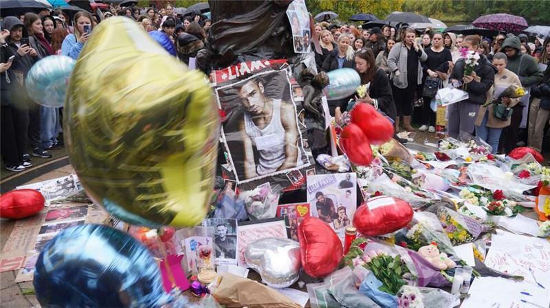 Ermittler: Liam Paynes Balkonsturz war kein Suizid Viele Fans bekundeten nach dem Tod des 31-jährigen Sängers ihre Trauer. (Archivbild)