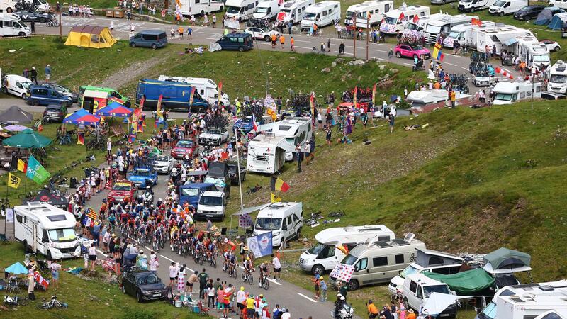 Viele Fans feuerten die Fahrer auf der schweren Bergetappe an. 