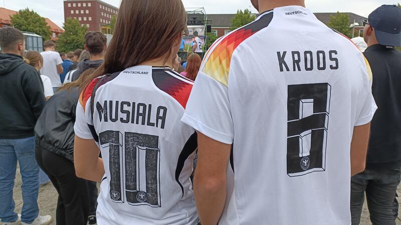 Viele Fans kamen zum Public Viewing im Trikot.