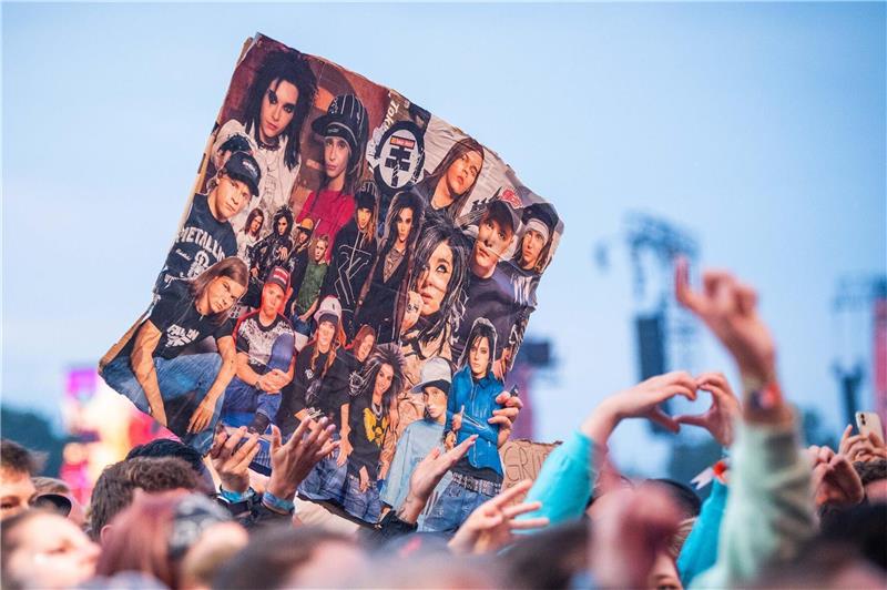 Nach Abbruch beim Deichbrand: In Berlin kann Heidi Klum Tokio Hotel zujubeln Viele Fans von Bill Kaulitz begleiten ihn und die Band seit rund 20 Jahren. Foto: Arnd Hartmann