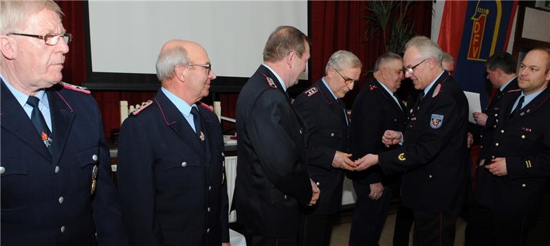 Viele Feuerwehrmitglieder wurden während der Harsefelder Gesamtwehrversammlung von Kreisbrandmeister Winter und Stellvertreter Klensang (rechts) ausgezeichnet .
