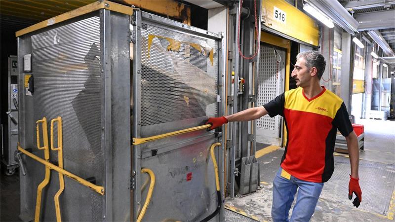 Viele Flüchtlinge aus Syrien arbeiten bei Post-, Kurier und Expressdiensten, für Zeitarbeitsfirmen, in der Gastronomie, im Einzelhandel oder im Gesundheitswesen.