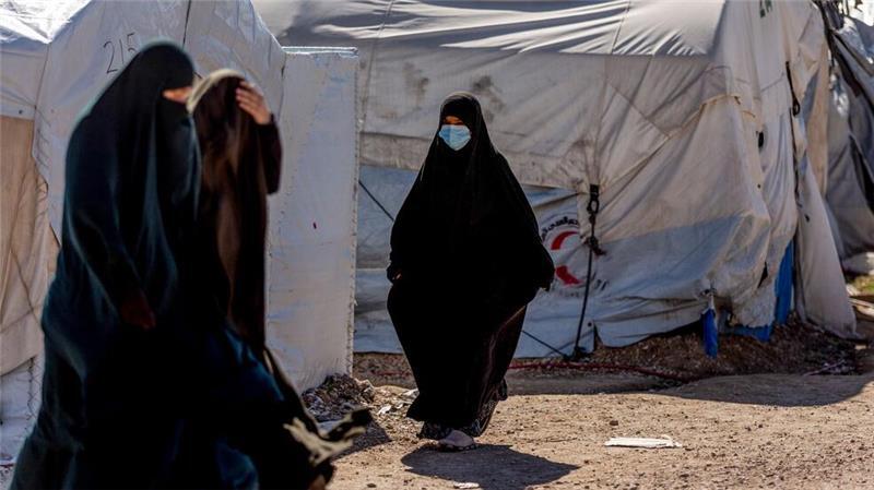 Viele Frauen in den Flüchtlingslagern Al-Hol und Roj in Syrien sind bis heute Anhängerin der Ideologie der Terrormiliz Islamischer Staat (IS) und erziehen auch ihre Kinder entsprechend.