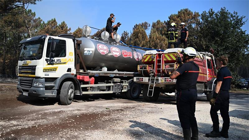 Viele Freiwillige unterstützen den Einsatz der Feuerwehr, unter anderem, in dem sie mit privaten Tankwagen Wasser für die Feuerwehr herbeischaffen.