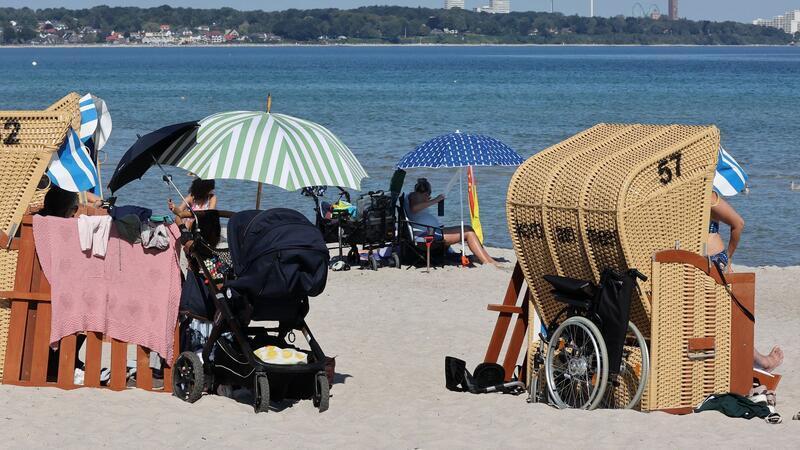 Viele Gemeinden bieten barrierearme Zugänge zum Strand (Archivbild).