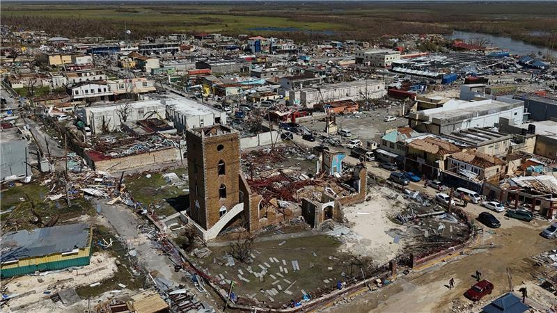 Viele Gemeinden sind auch drei Tage nach der Ankunft des Sturms von der Außenwelt abgeschnitten. 