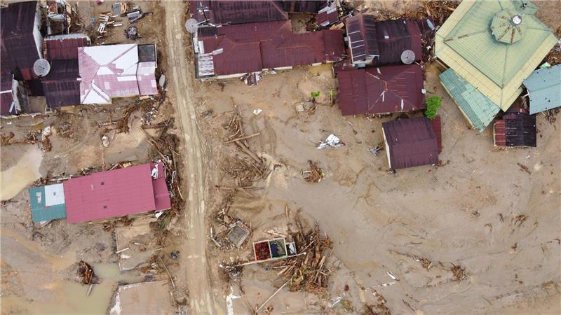 Flutkatastrophe auf Sumatra: Zahl der Toten steigt auf 750 Viele Gemeinden waren nach Sturzfluten von der Außenwelt abgeschnitten.