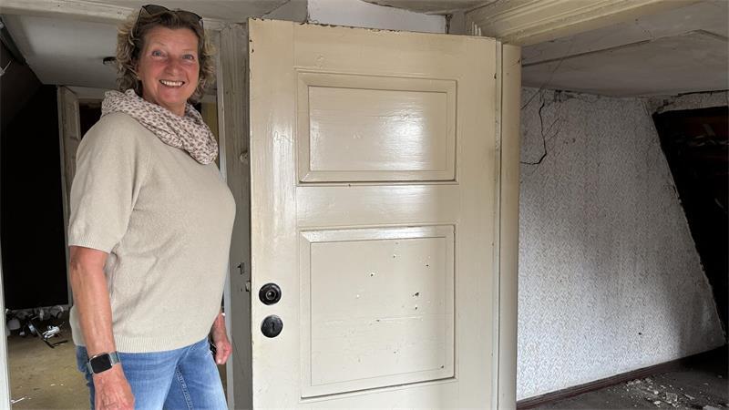 Dieses alte Haus am Stader Fischmarkt hat einen Brand-Schutzengel „Viele Generationen haben in diesem Haus ihre Spuren hinterlassen“, sagt Kirsten Werner. Wer hier einst im dritten Stock Teppich verlegte und tapezierte ist unklar.