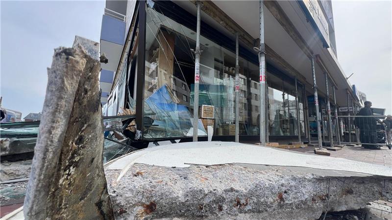 Viele Geschäfte mussten zunächst geschlossen bleiben, weil die Schaufenster zersplittert sind und die Eingänge nicht passierbar sind.