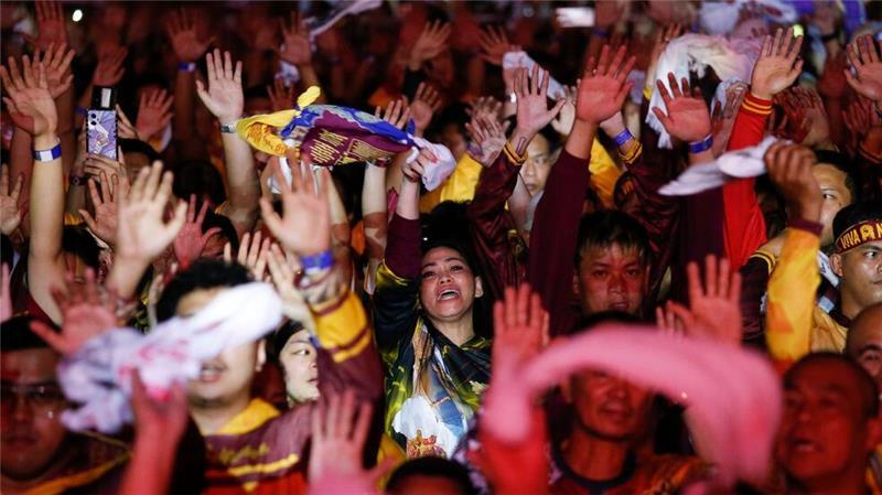 Barfuß durch Manila: Millionen Katholiken huldigen Statue Viele Gläubige versuchen, den Wagen mit der Statue zu berühren. (Foto aktuell)