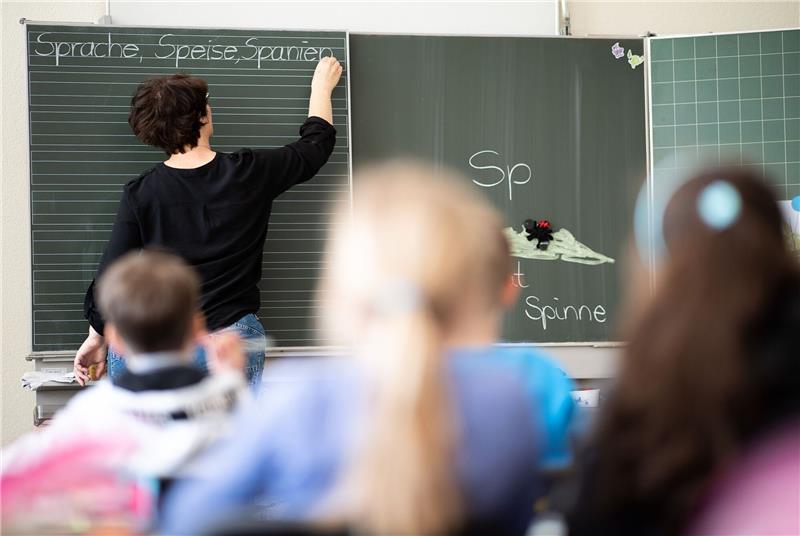 Studie: Lehrkräfte an Grundschulen oft überlastet Viele Grundschullehrer fühlen sich einer Erhebung zufolge überlastet.